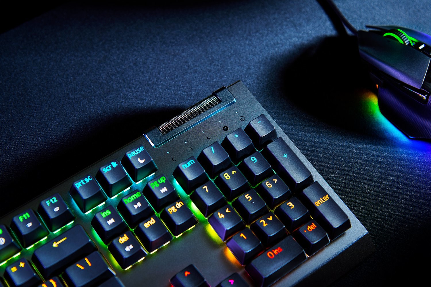 Razer BlackWidow V4 X. Tastatur Formfaktor: Volle Größe (100%), Geräteschnittstelle: USB, Tastatur-Switch: Mechanischer Switch. Typ der Hintergrundbeleuchtung: RGB-LED. Empfohlene Nutzung: Gaming. Produktfarbe: Schwarz